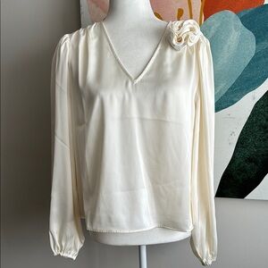 🤍 Off-White Flower Blouse 🤍